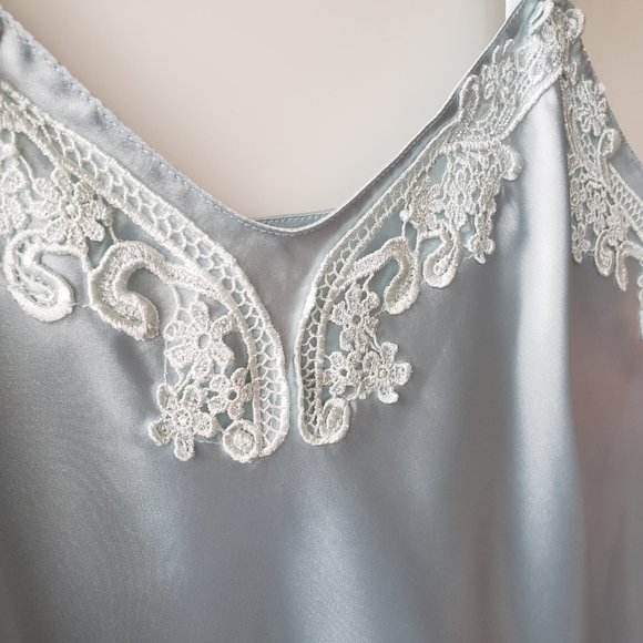 ✨️FINAL SALE✨️ vintage light blue slip with lace details size XL - Picture 4 of 7
